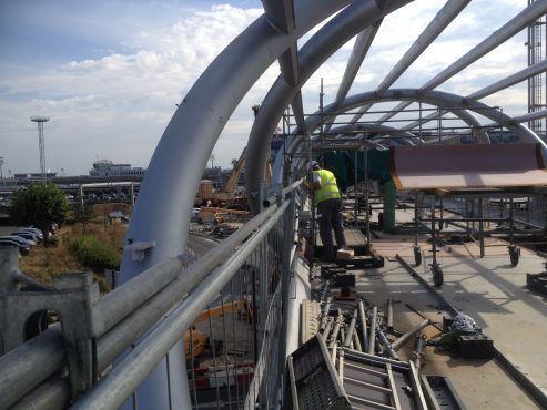 Passerelle bois Coeur d'Orly en construction